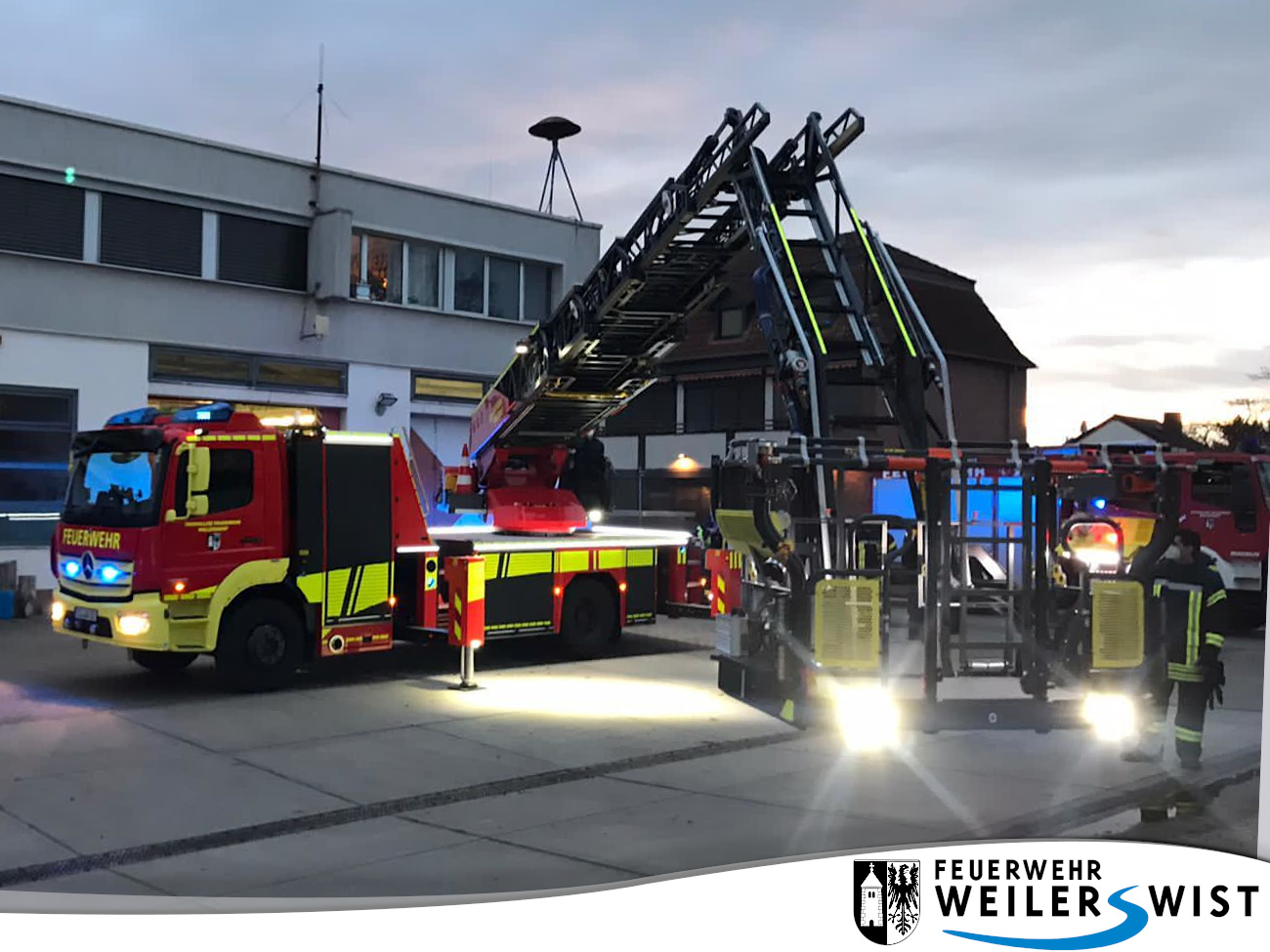 Drehleiter im Dunkeln mit voller Beleuchtung