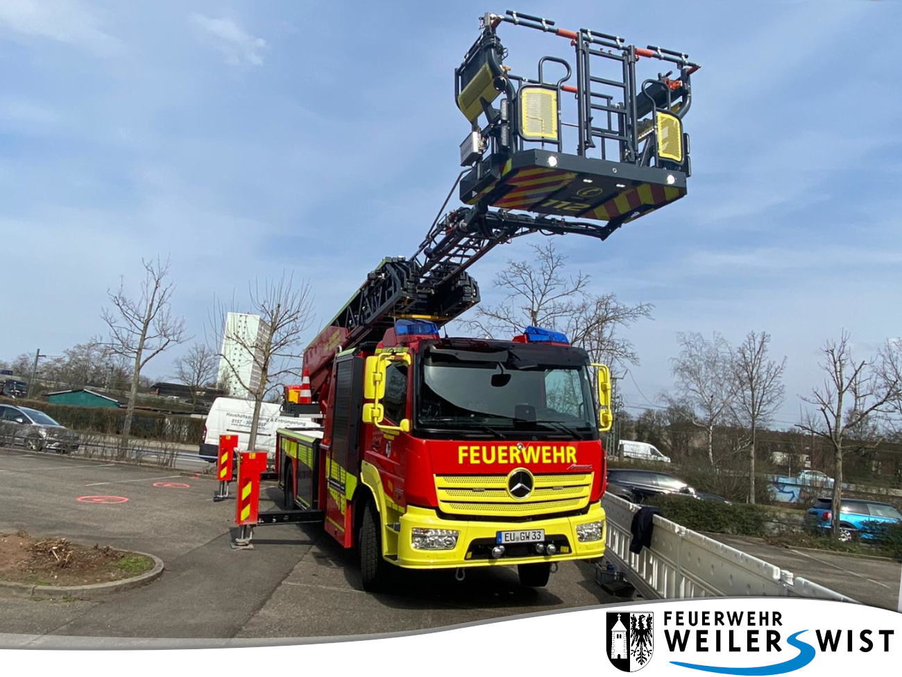 Bild der Drehleiter mit aufgestelltem Korb