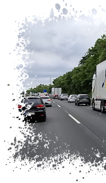 Bild einer gebildete Rettungsgasse auf einer Autobahn Bild einer gebildete Rettungsgasse auf einer Autobahn